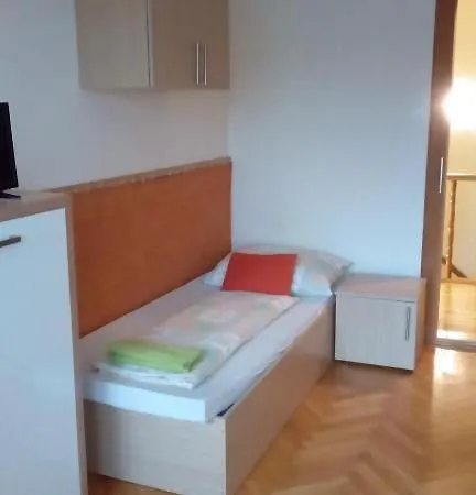 Rozsakert Vendeghaz بيت ضيافة Romhány