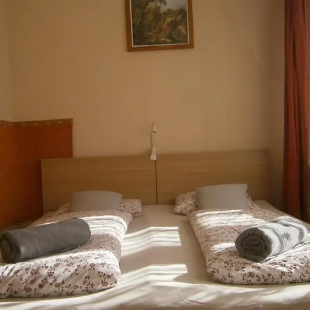 Rozsakert Vendeghaz بيت ضيافة Romhány