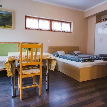 Rozsakert Vendeghaz بيت ضيافة Romhány